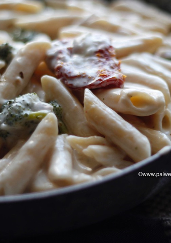 A picture of Vegetarian White sauce cream cheese pasta.