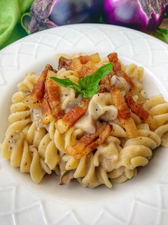 Foto di Pasta con crema di melanzane e guanciale croccante