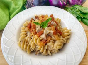 Foto di Pasta con crema di melanzane e guanciale croccante