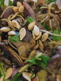 Una foto de Salteado de hongos, verduras y espaguetis de calabacín