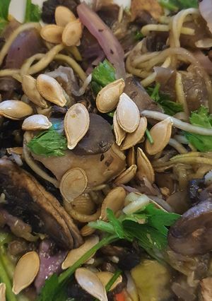 Una foto de Salteado de hongos, verduras y espaguetis de calabacín