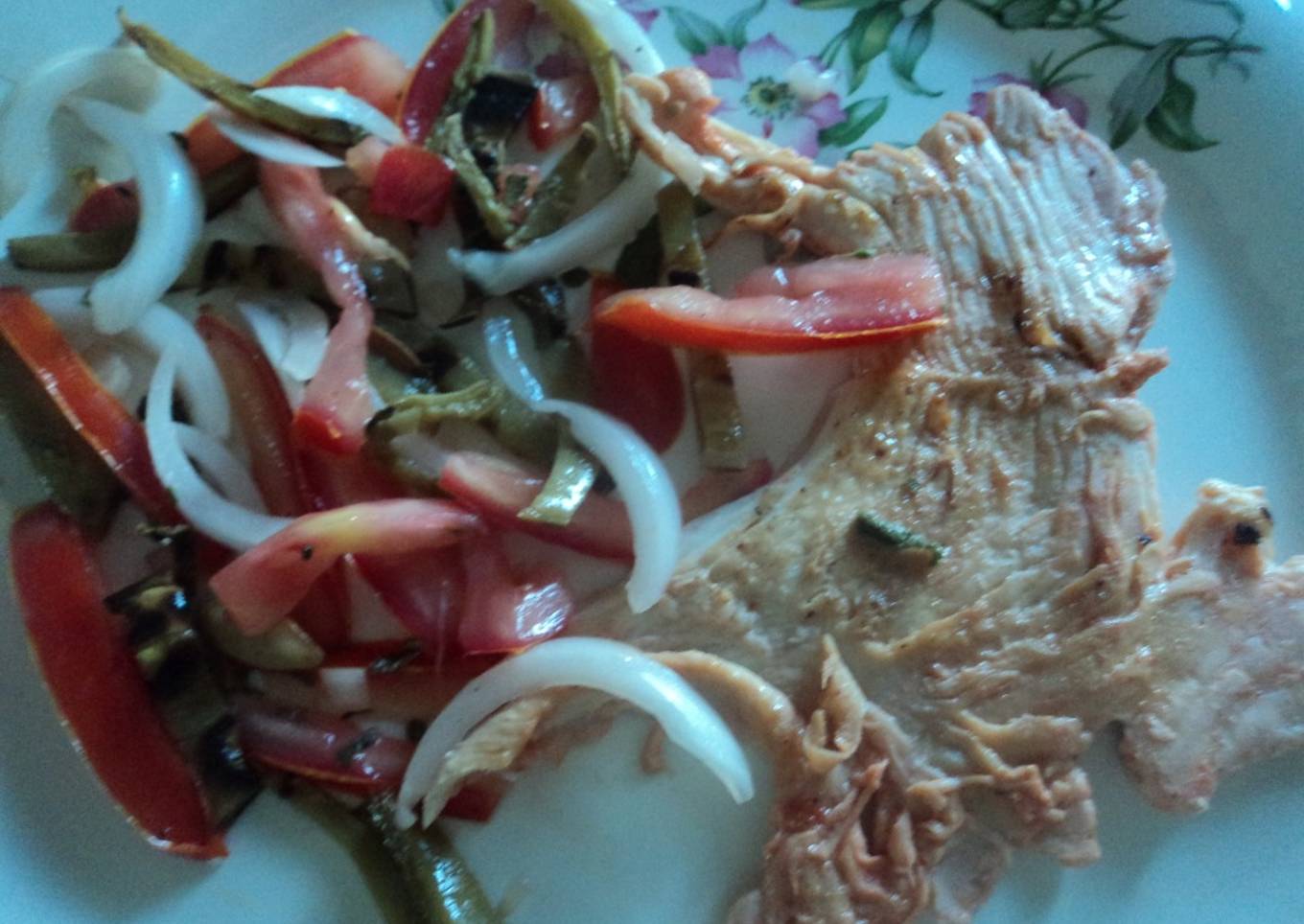 Ensalada de nopal con vinagreta de jalapeño y pollo en miel de maguey, las Correa. México