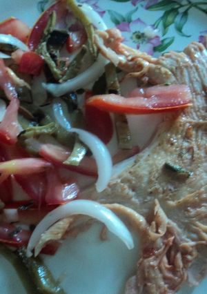 Una foto de Ensalada de nopal con vinagreta de jalapeño y pollo en miel de maguey, las Correa. México
