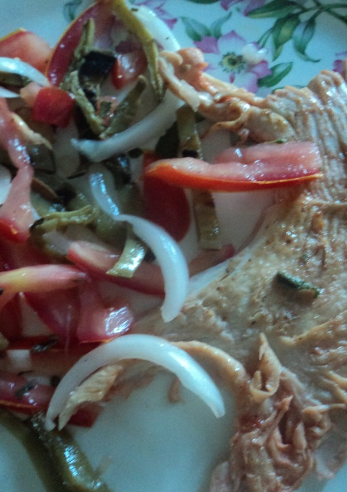Una foto de Ensalada de nopal con vinagreta de jalapeño y pollo en miel de maguey, las Correa. México