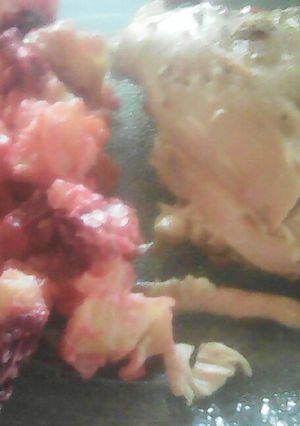 Una foto de Pollo a la cacerola con ensalada rusa con remolacha