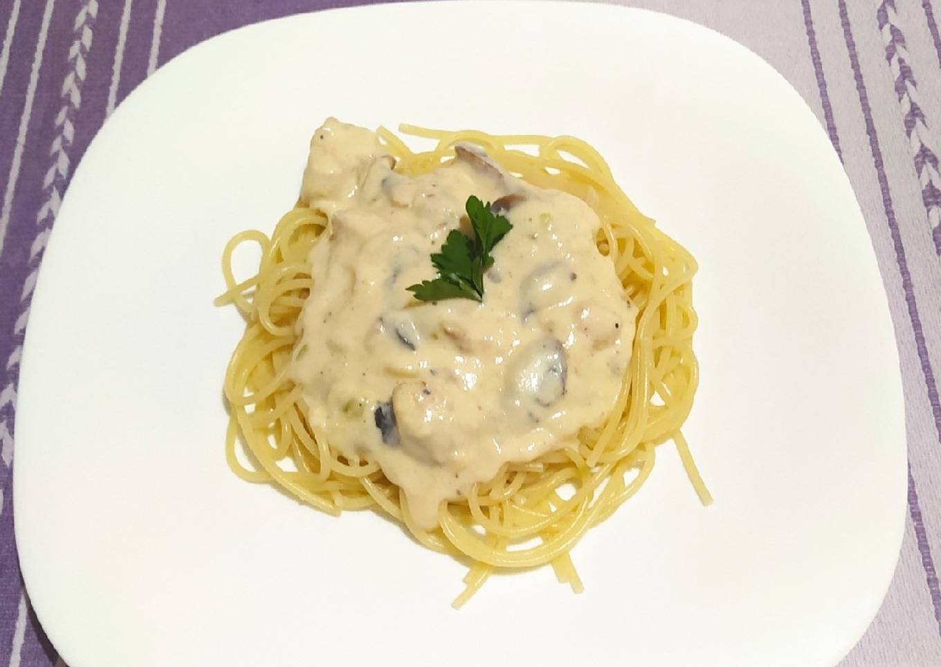 Spaghetti con salsa bechamel y pollo