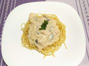 Una foto de pasta bechamel con pollo