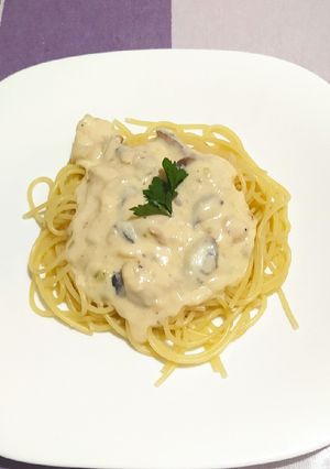 Una foto de Spaghetti con salsa bechamel y pollo