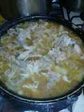 Pollo en salsa y rodajas de cebolla