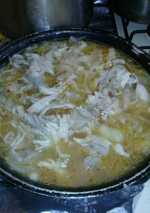 Una foto de Pollo en salsa y rodajas de cebolla
