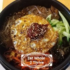 A picture of Bibimbap Korean stone pot mixed veggies over rice 韩式石锅饭.