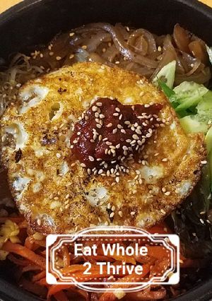 A picture of Bibimbap Korean stone pot mixed veggies over rice 韩式石锅饭.