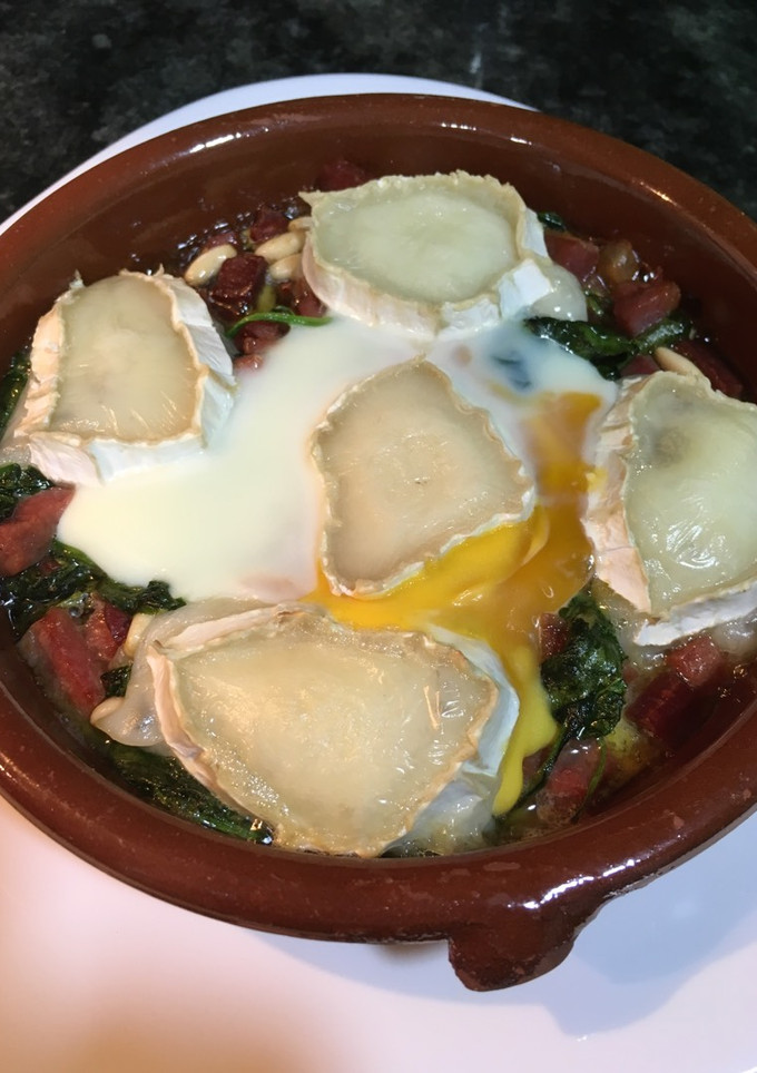 Una foto de Cazuela de brotes de espinaca con queso de cabra