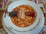 Una foto de fabes con panceta