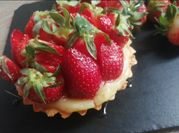 Une photo de tarte aux fraises