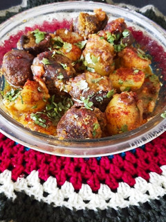 ભરેલાં રીંગણા બટાકા નું શાક (Bharela Ringan Bataka Shak Recipe In Gujarati) રેસીપી મુખ્ય ફોટો