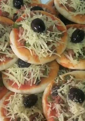 Una foto de Mini pizza de atún con champiñones/ comida de Marruecos