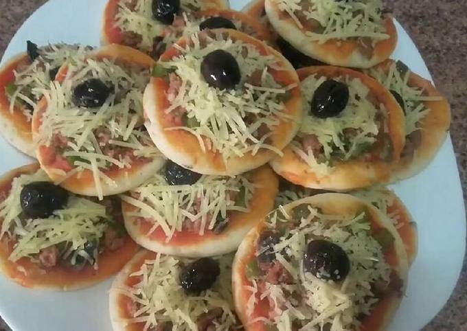 Mini pizza de atún con champiñones/ comida de Marruecos