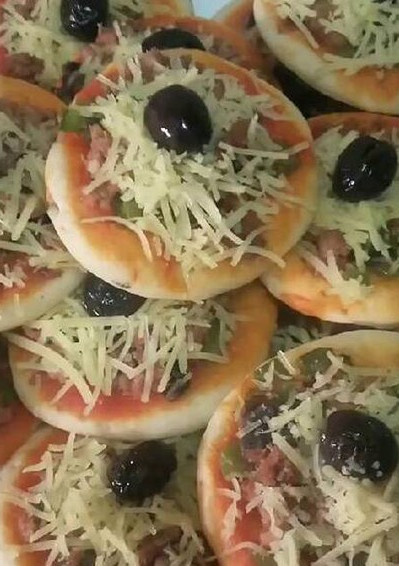 Una foto de Mini pizza de atún con champiñones/ comida de Marruecos