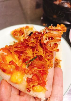 Hình của món Pizza bò bằm khô gà ngô ngọt.