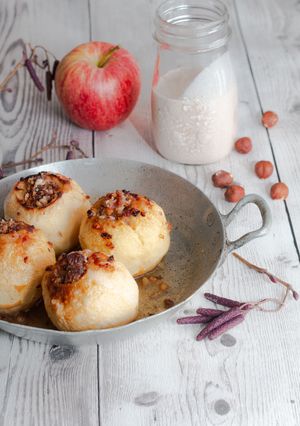 Une photo de Pommes au four et crème végétale à la noisette