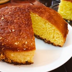 A picture of Honey Lemon Cake.