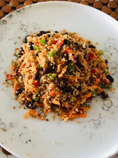 Una foto de Ensalada de quinoa, zanahoria 🥕 y pimientos