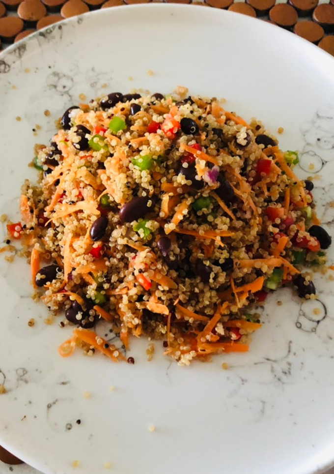 Una foto de Ensalada de quinoa, zanahoria 🥕 y pimientos
