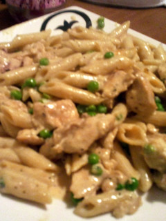 A picture of chicken alfredo.