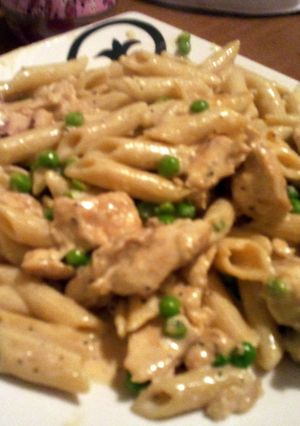 A picture of chicken alfredo.