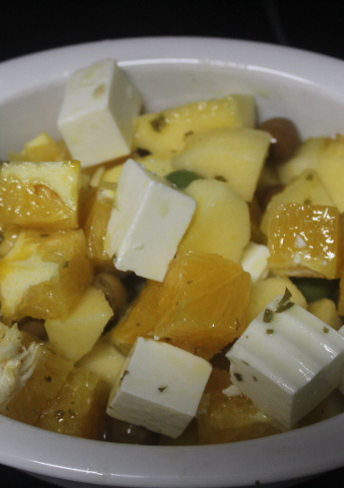 Una foto de Ensalada de naranja y queso fresco