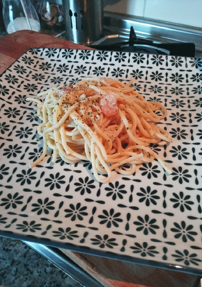 Una foto de Espaguetis con gamba y salsa verde