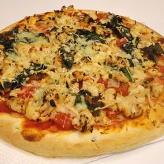 A picture of Chicken and Spinach Pizza.