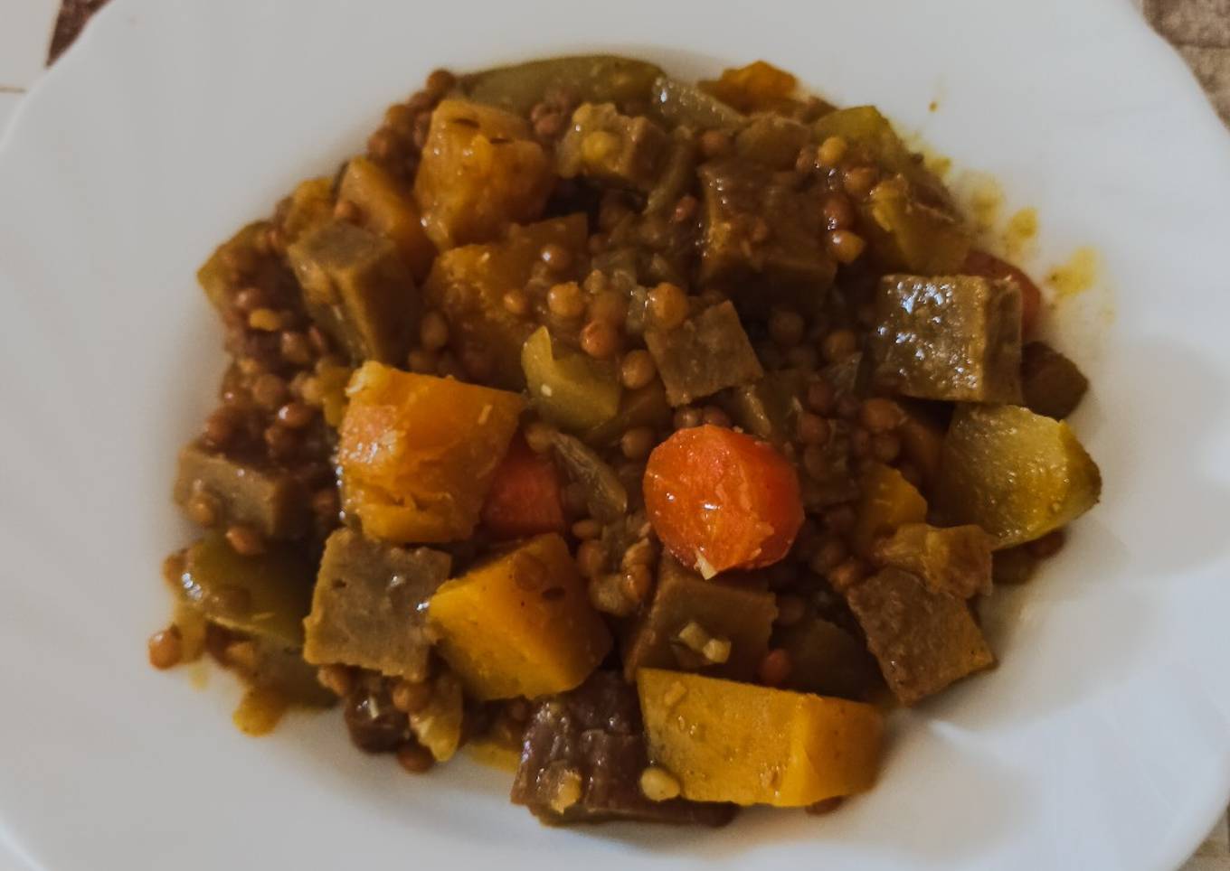 Seitán al curry con manzana y lentejas