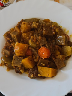 Una foto de Seitán al curry con manzana y lentejas