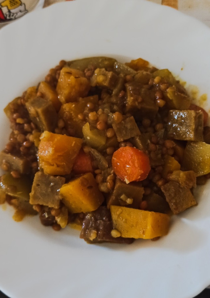 Una foto de Seitán al curry con manzana y lentejas