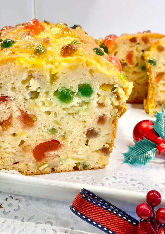 Una foto de Plum cake con manzanas y frutas confitadas