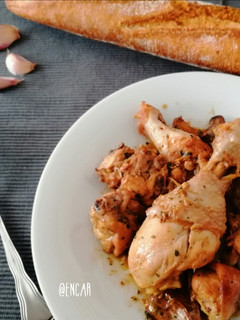 Una foto de Pollo y conejo al ajillo