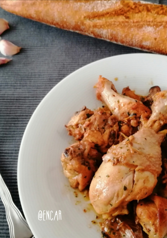 Una foto de Pollo y conejo al ajillo