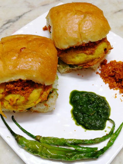 स्ट्रीट स्टाईल वडा पाव (Street style vada pav recipe in hindi) रेसिपी मुख्य फोटो