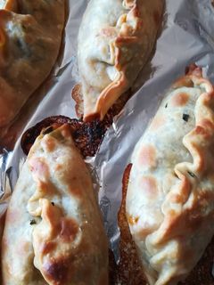 Una foto de Empanadas al horno con albahaca, mozzarella y cherry