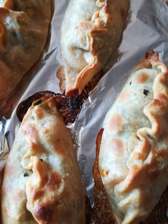 Una foto de Empanadas al horno con albahaca, mozzarella y cherry