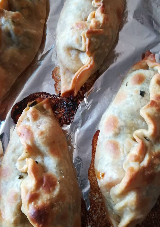 Una foto de Empanadas al horno con albahaca, mozzarella y cherry
