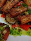 Chuletas de lechón con ajos tiernos, verduras y miel