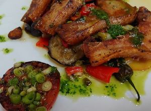 Foto principal de Chuletas de lechón con ajos tiernos, verduras y miel