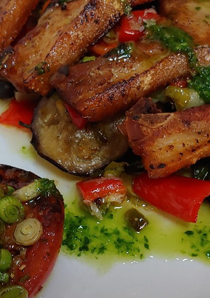 Una foto de Chuletas de lechón con ajos tiernos, verduras y miel