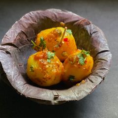 A picture of Aloo Dum Chaat.