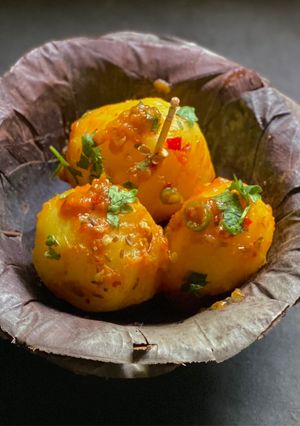 A picture of Aloo Dum Chaat.