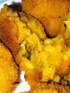 Una foto de Croquetas de muslo de pollo y champiñones