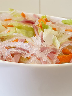 Una foto de Ensalada china con salsa blanca agridulce